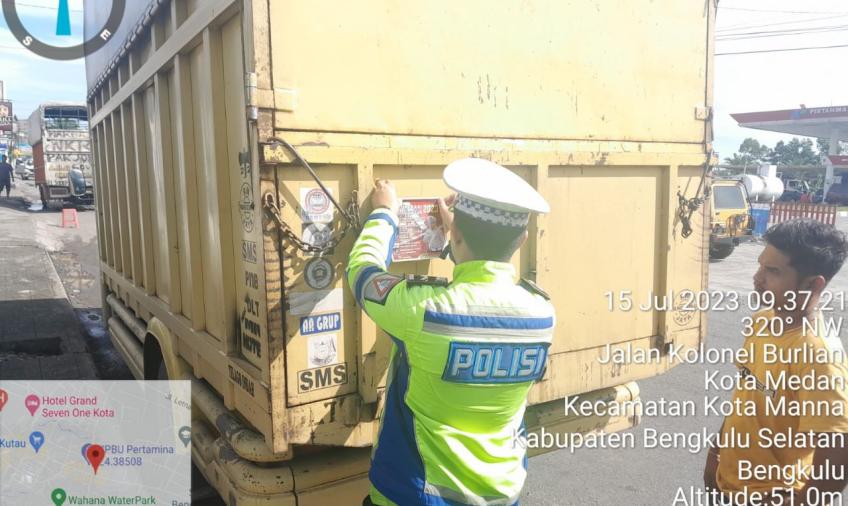 Operasi Patuh Nala, Satlantas Polres Bengkulu Selatan Bagikan Stiker dan Pamflet Keselamatan
