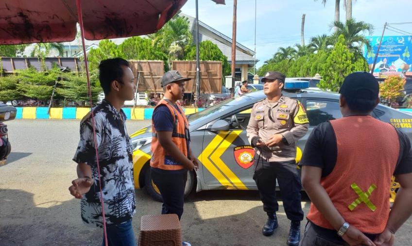 Jaga Keamanan dan Ketertiban, Bhabinkamtibmas Berikan Imbauan  kepada Petugas Parkir