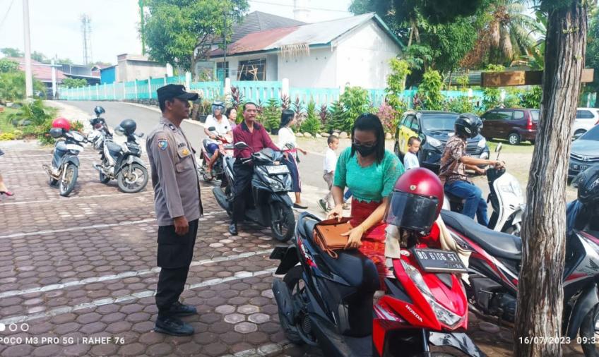 Hari Minggu, Polsek Gading Cempaka Patroli Berikan Pengamanan Ibadah di Gereja HKBP
