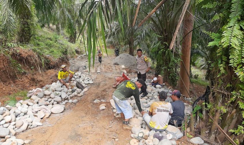 Monitoring Penggunaan DD, Bhabinkamtibmas Polsek Pino Raya Cek Pelaksanaan Pembangunan Rabat Beton