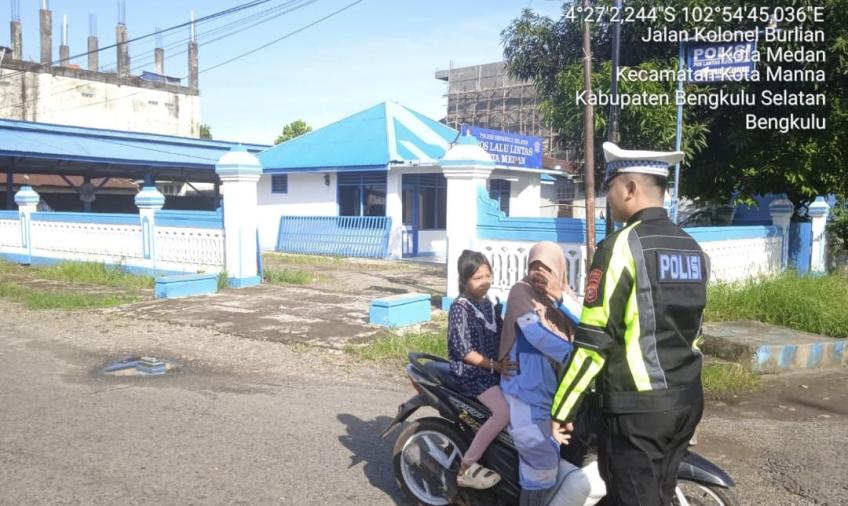 Sat Lantas Polres Bengkulu Selatan, Berikan Teguran Simpatik kepada Pengguna Sepeda Motor yang Tidak Menggunkan Helm