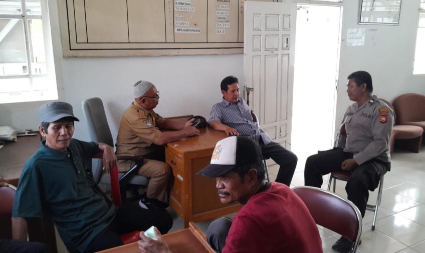 Sambangi Kantor Lurah Kampung Kelawi, Bhabinkamtibmas Polsek Teluk Segara Sampaikan Imbauan Kamtibmas