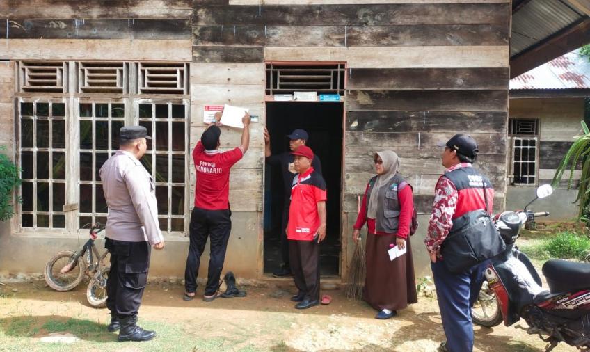 Polsek Giri Mulya Dampingi Pemasangan Stiker PKH dan BPNT