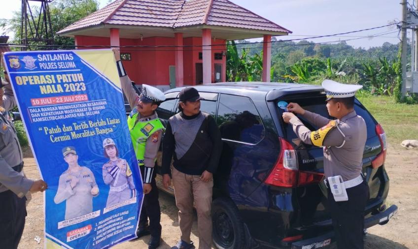Ops Patuh Nala 2023, Polres Seluma Bagikan Brosur Tertib Berlalulintas