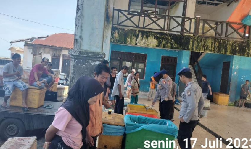 Patroli Sambang ke TPI Pasar Bawah, Satpolairud Polres Bengkulu Selatan Sampaikan Imbauan Kamtibmas