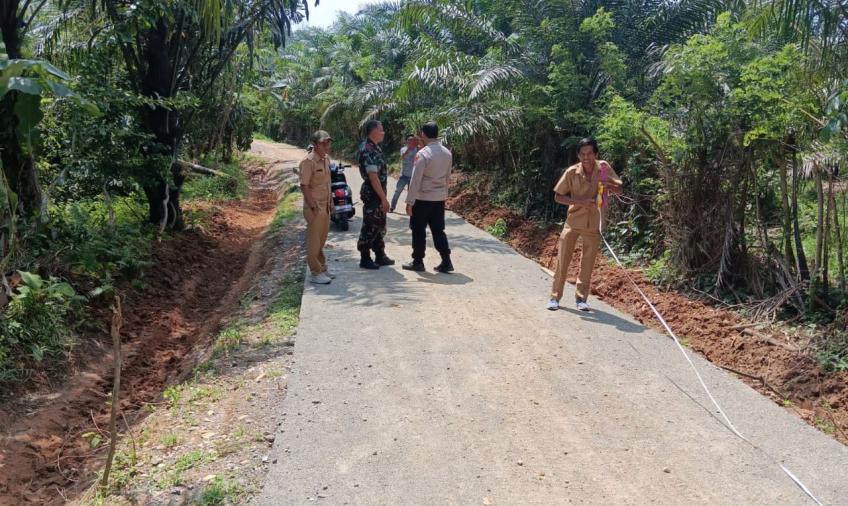 Kapolsek Manna Hadiri Sertifikasi Pengerjaan Badan Jalan Lapen di Desa Padang Pandan