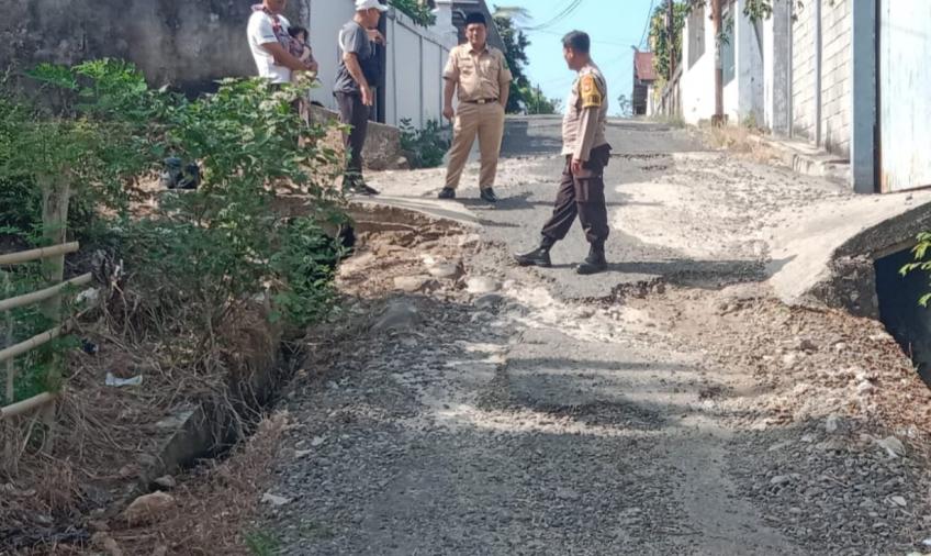 Bhabinkamtibmas Polsek Selebar Dampingi Pihak Kelurahan dan Dinas PUPR Cek Lokasi Jalan Rusak