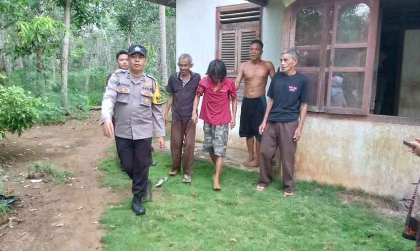 Bentuk Pelayanan Polri Kepada Masyarakat, Bhabinkamtibmas Antar Warga Alami Ganggunan Jiwa ke RSJKO