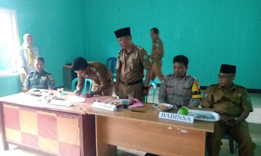 Bersinergi, Bhabinkamtibmas Polsek Lebong Utara Hadiri Sertijab Lurah Amen