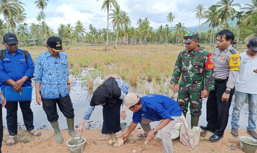 Bhabinkamtibmas Polsek Lebong Tengah Hadiri Titik Nol Pembangunan Jalan Usaha Tani di Desa Suka Damai