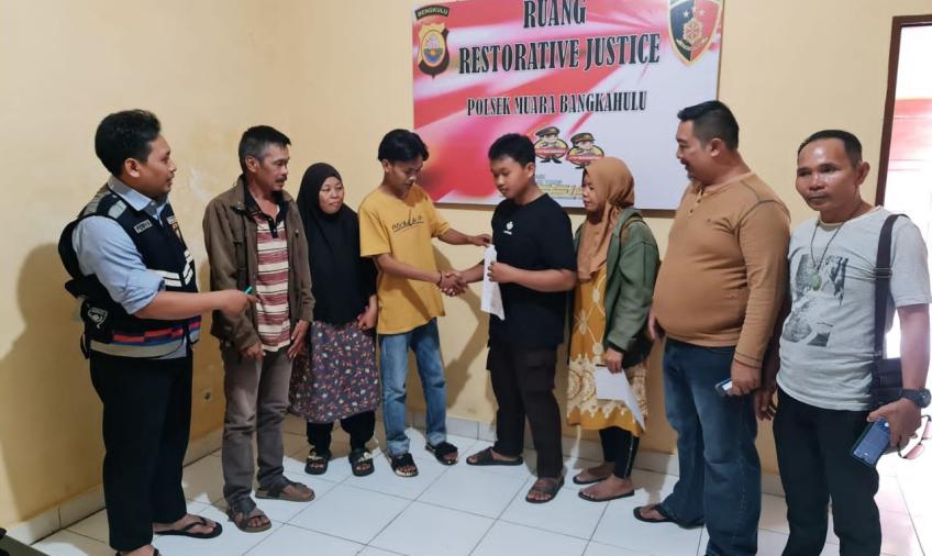 Bhabinkamtibmas Polsek Muara Bangkahulu Damaikan Dua Remaja yang Terlibat Perkelahian
