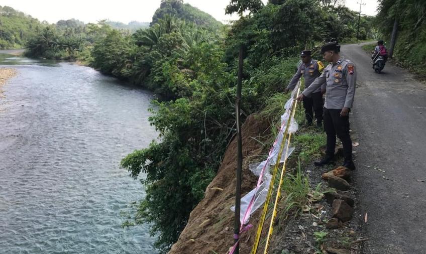Cegah Laka Lantas, Polsek Semidang Alas Pasang Garis Polisi Sebagai Rambu Dilokasi Jalan Longsor