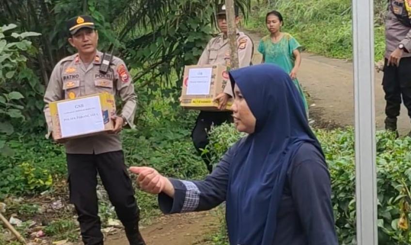 Polisi Peduli, Polsek Padang Jaya Berbagi Paket Sembako