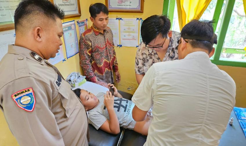 Bhabinkamtibmas Polsek Batik Nau Hadiri Kegiatan Khitanan Massal