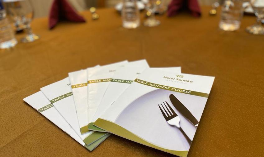 Latih Keterampilan Table Manner Bersama Hotel Santika Bengkulu
