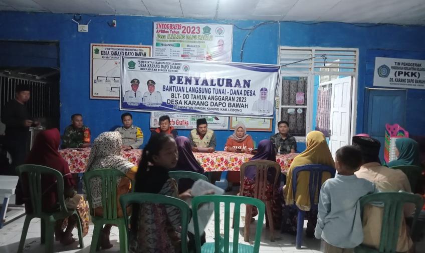 Dukung Program di Desa Binaannya, Bhabinkamtibmas Polsek Lebong Selatan Hadiri Penyaluran BLT DD di Desa Karang Dapo Bawah