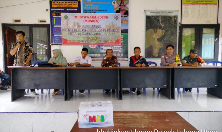 Dukung Program Pembangunan di Desa Binaannya, Bhabinkamtibmas Polsek Lebong Utara Hadiri Musdes RKPDes
