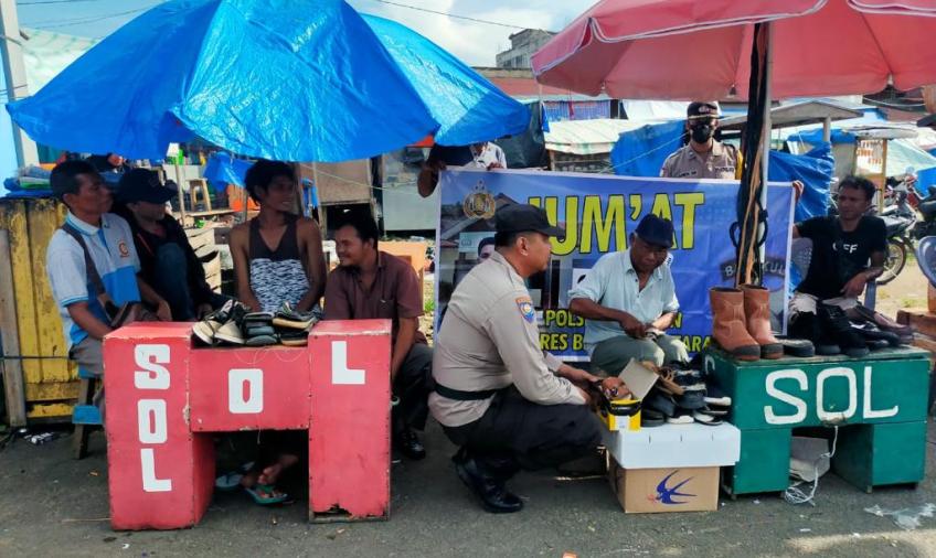Polsek Ketahun Gelar Jumat Curhat Bersama dengan Pedagang Pasar D1 Giri Kencana