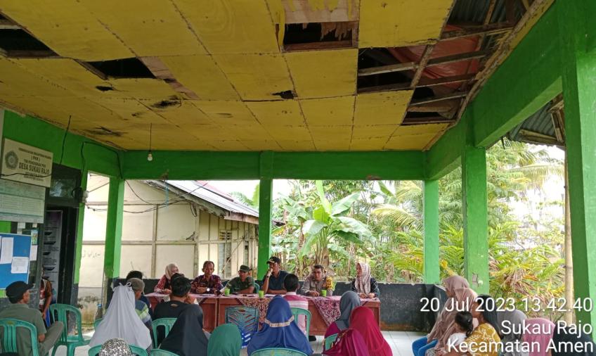 Bhabinkamtibmas Polsek Lebong Utara Hadiri Pembagian BLT DD Ekstrim di Desa Sukau Rajo