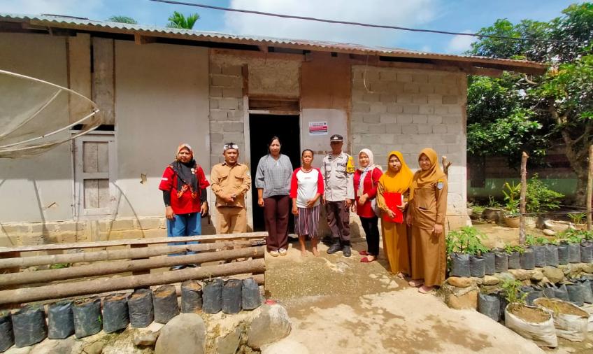 Bhabin Polsek Ketahun Lakukan Pendampingan Labelisasi Program PKH dan BPNT di Desa Bumi Harjo
