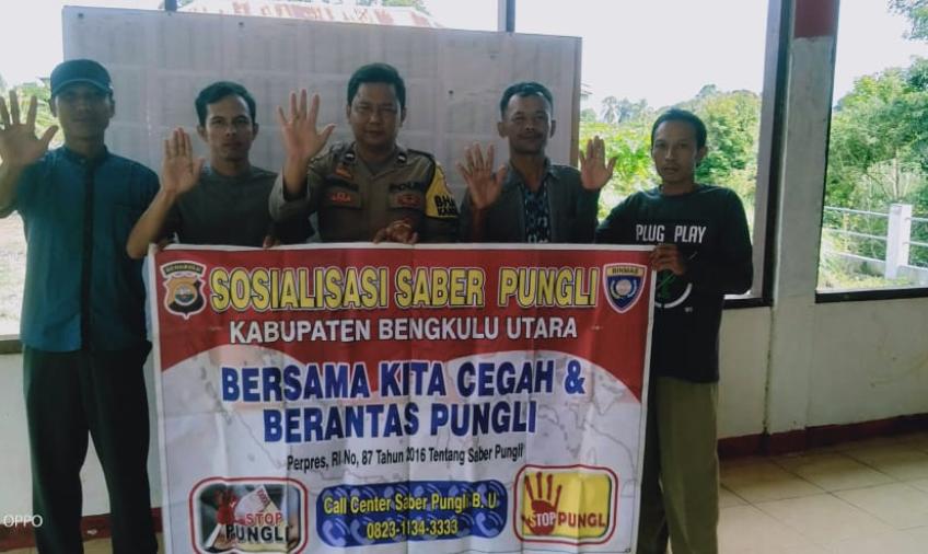 Bhabinkamtibmas Sosialisasi Saber Pungli Bersama Warga Binaanya di Desa Melati Harjo