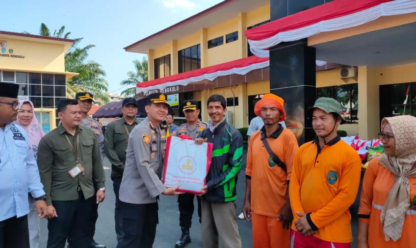 Polresta Bengkulu Salurkan Ribuan Paket Sembako dari Presiden Jokowi