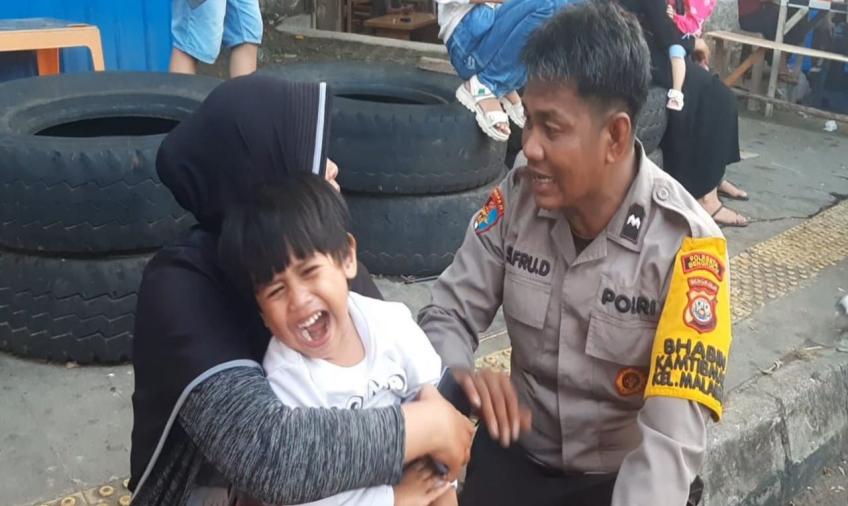 Patroli di Festival Tabut, Bhabinkamtibmas Polsek Teluk Segara Pertemukan Anak yang Hilang dengan Ibunya