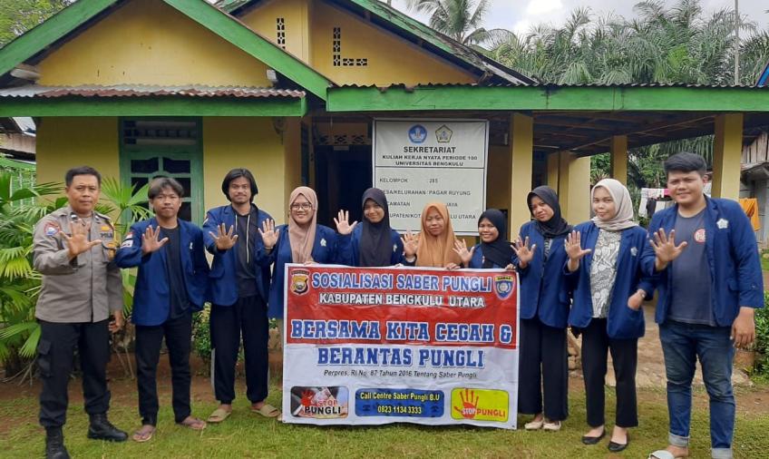 Sambangi mahasiswa KKN, Bhabinkamtibmas Sosialisasikan Saber Pungli