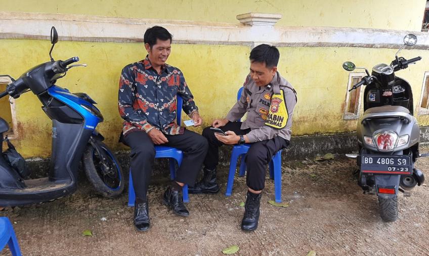 Bhabinkamtibmas Polres BU Sosialisasikan Aplikasi Super App Polri Kepada Warga