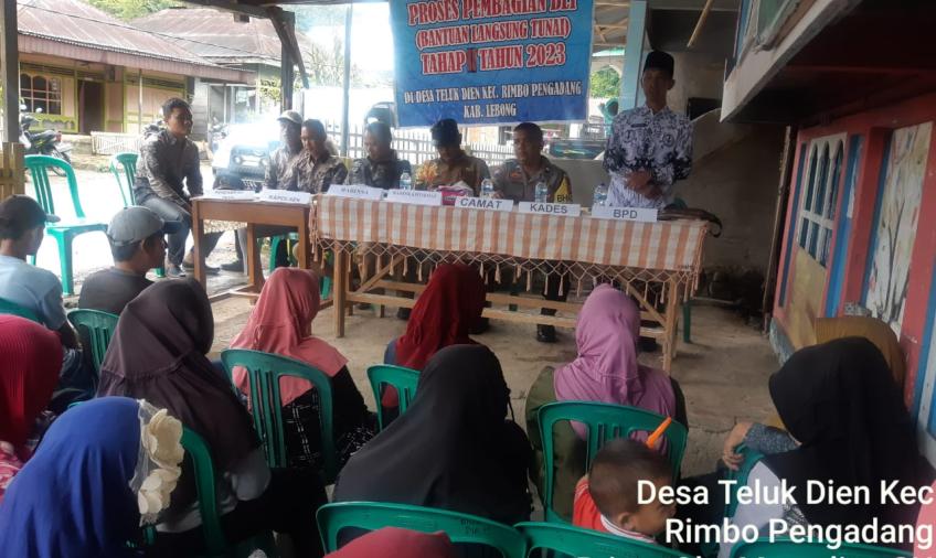 Bhabinkamtibmas Polsek Rimbo Pengadang Hadiri Penyaluran BLT DD di Desa Teluk Dien
