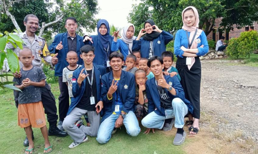 Sambangi Mahasiswa KKN, Bhabinkamtibmas Polsek Lais Harap Mahasiswa Berikan Hal Positif