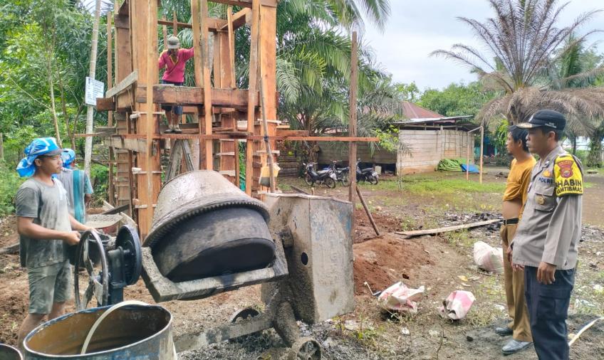 Pantau Pembangunan Sumur Bor, Bhabinkamtibmas Polsek Lais Laksanakan Monitoring