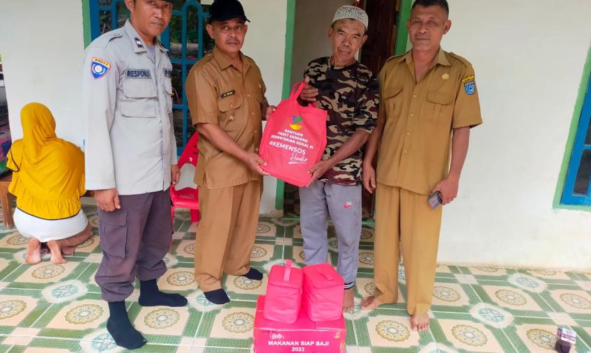 Rumah Warga Binaan Tertimpa Pohon, Bhabinkamtibmas Polsek Lais Salurkan Bantuan