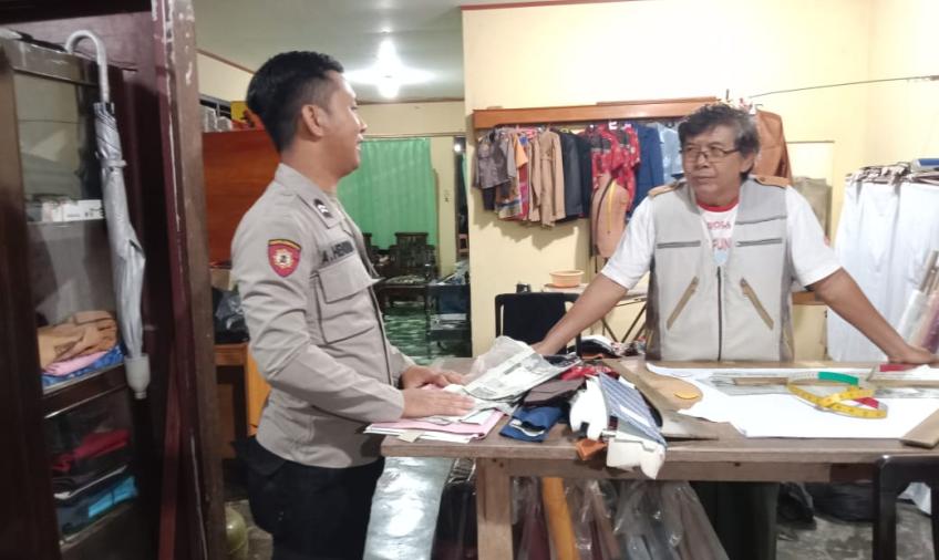 Sambangi Tukang Jahit, Polisi RW Polsek Padang Jaya Titipkan Pesan Kamtibmas