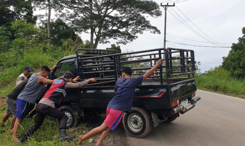 Polisi Batik Nau Bantu Evakuasi Mobil yang Terlibat Laka Lantas