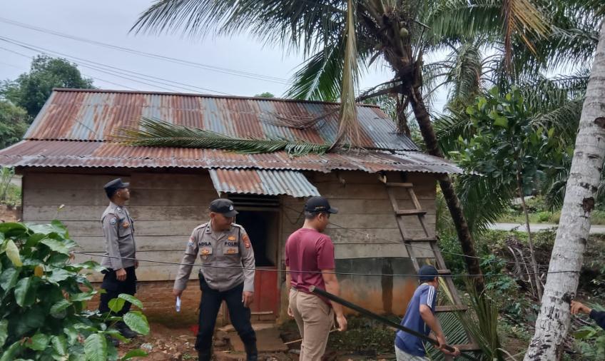 Quick Respon Polsek Giri Mulya Bantu Warga Terkena Bencana Angin Puting Beliung di Desa Rena Jaya