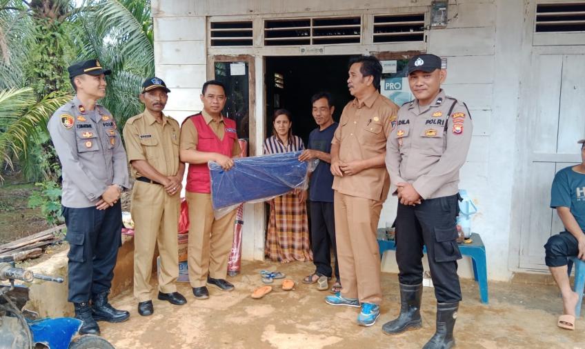 Kapolsek Giri Mulya Dampingi Dinsos Beri Bantuan Kepada Korban Puting Beliung di Desa Rena Jaya