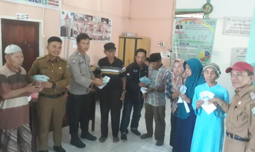 Brigpol Mekiagusnaiwan Hadiri Penyaluran BLT DD di Desa Talang Bunut