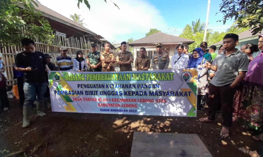 Kapolsek Lebong Atas Hadiri Pembagian Unggas di Desa Tabeak Blau I