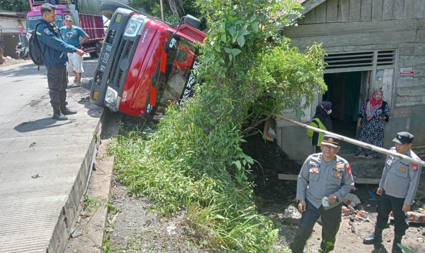 Quick Respon, PLH Kapolsek Batiknau Datangi TKP Laka Lantas