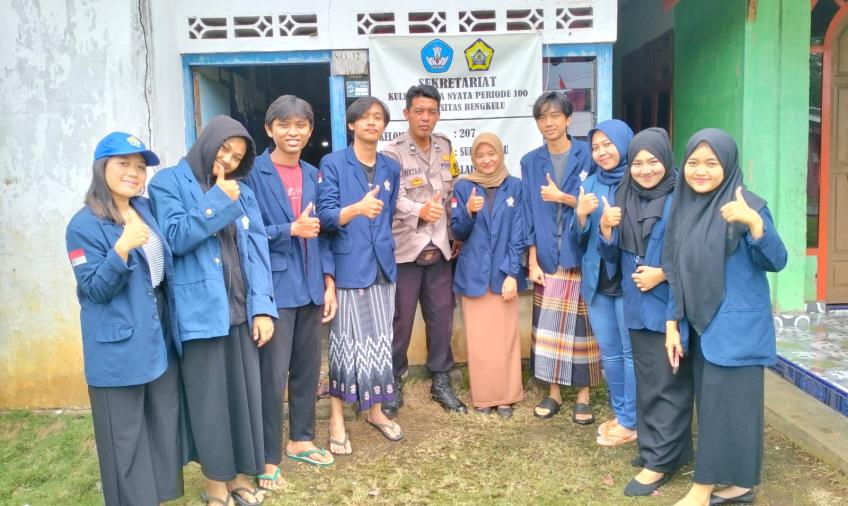 Kunjungi Sekretariat Mahasiswa KKN, Bhabinkamtibmas Ajak Mahasiswa Aktif Dalam Kegiatan Warga