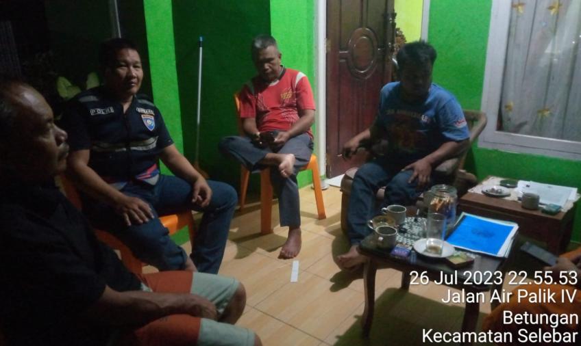Sambangi Ketua LPM Kelurahan Betungan, Bhabinkamtibmas Sampaikan Imbauan Kamtibmas