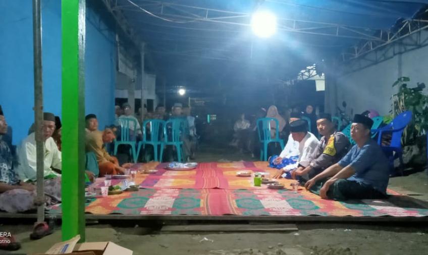 Jalin Kedekatan dengan Warga, Bhabinkamtibmas Hadiri Takziah Malam Ke Tiga Warga Kelurahan Semarang