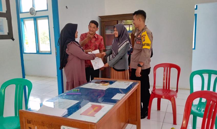 Bhabinkamtibmas Damaikan Emak-Emak Akibat Salah Paham Bermedia Sosial