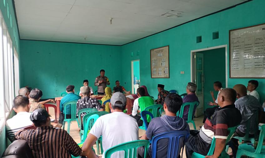 Sambang, Bhabinkamtibmas Ingatkan Warga Pentingnya Menjaga Anak-Anak dari Pengaruh Negatif