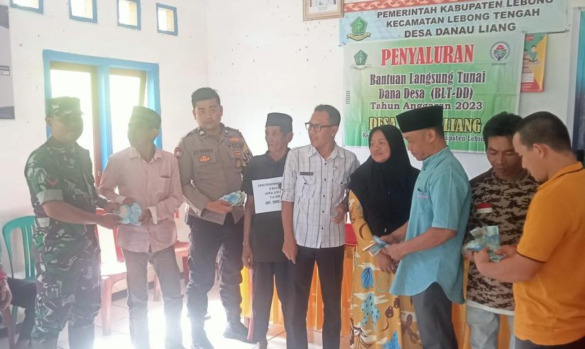 Bhabinkamtibmas Hadiri Penyaluran BLT DD di Desa Danau Liang