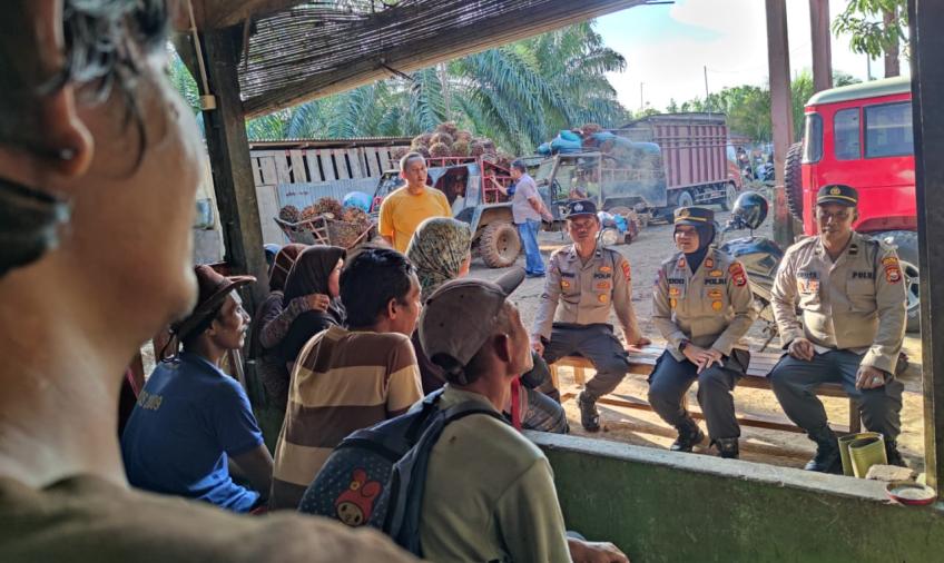 Polres Bengkulu Tengah Gelar Jumat Curhat di Desa Ujung Karang