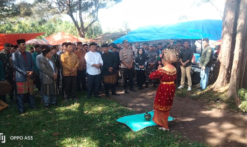 Kapolsek Talo Hadiri Kegiatan Festival Larungan di Pantai Pandan Sari Desa Penago