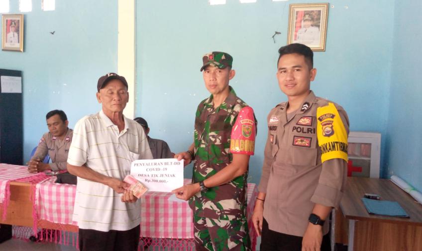 Sambang, Bhabinkamtibmas Hadiri Penyaluran BLT DD di Desa Tik Jeniak