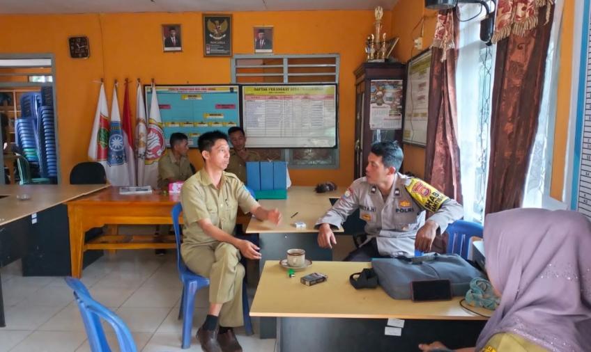 Pererat Silaturahmi dengan Perangkat Pemerintah Desa, Bhabinkamtibmas Sambangi Kantor Desa